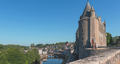 Château de Josselin et bateau Le Boat en Bretagne