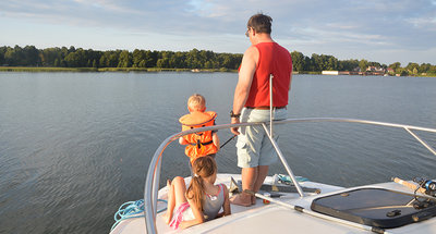 Père et ses enfants à bord d'un bateau